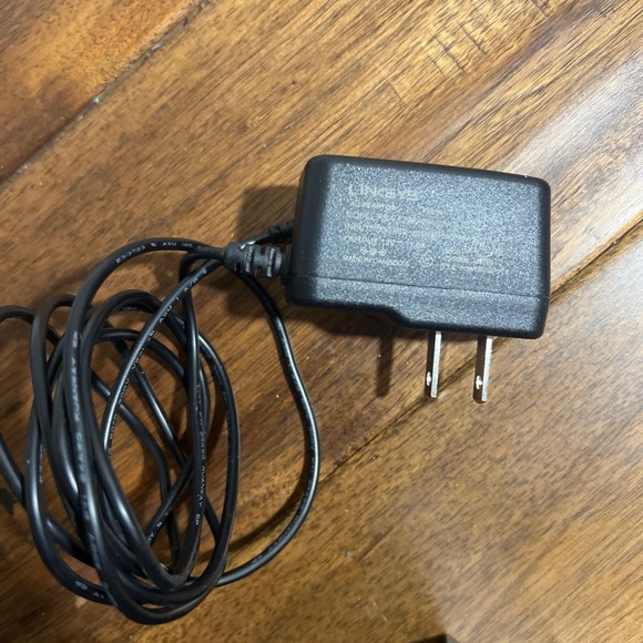 Linksys WiFi router with power plug - Picture 5 of 5